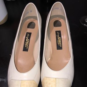 Cream low heel shoe